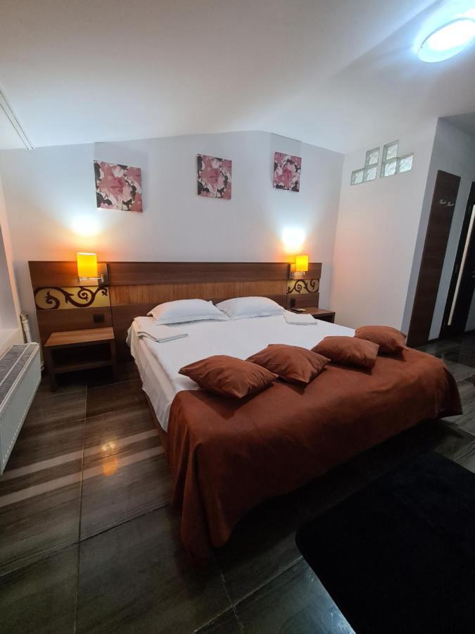 Garsoniera Privata Bed and Breakfast Bukarest Exteriör bild